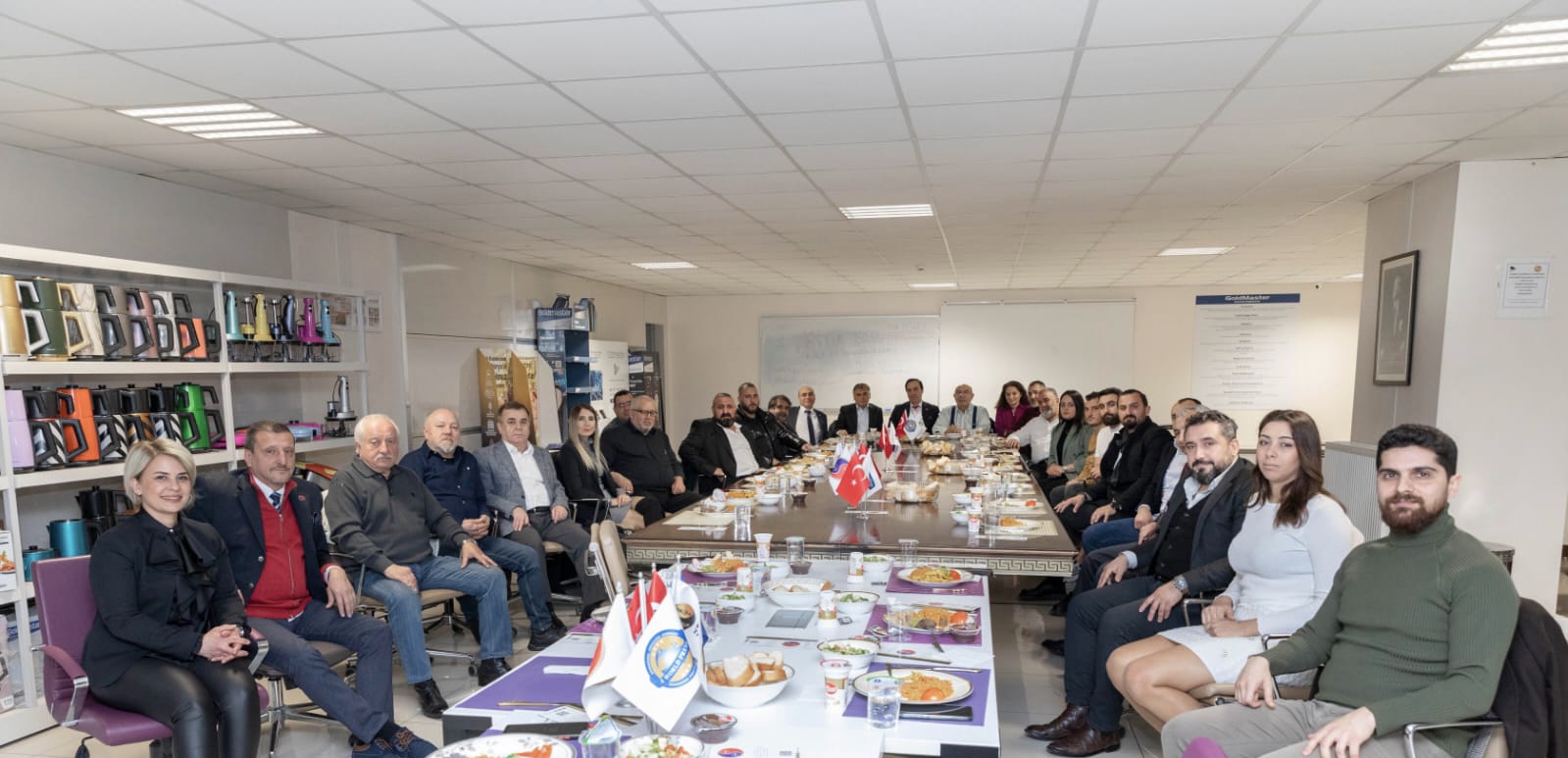 ATİK- HAXSA 151. B2B İkili İş Görüşmeleri ATİK Genel Başkanı Aziz Şahin’in katılımıyla GoldMaster Kurucu Başkanı Cenk Bora ev sahipliğinde, ATİK Genel Merkez B2B toplantıları Koordinatörü Cafer Şahintaş’ın koordinatörlüğünde gerçekleştirildi. 