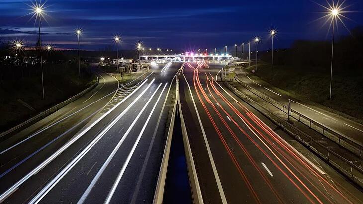 Elektrikli otomobilleri seyir halindeyken şarj edecek yol test ediliyor