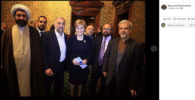 رئيسة وزراء اسكتلندا تتعرض لانتقادات بعد نشر صورة لها مع رجل دين إيراني ذائع الصيت