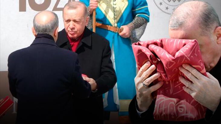 129 yıllık Osmanlı sancağı Türkiye'de! Erdoğan önce öptü, sonra başına koydu