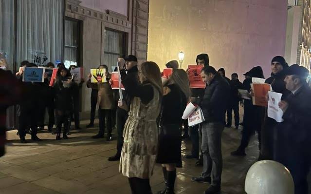 Azerbaycanlılar, Türkiye karşıtı film nedeniyle Bakü'de protesto düzenlediler