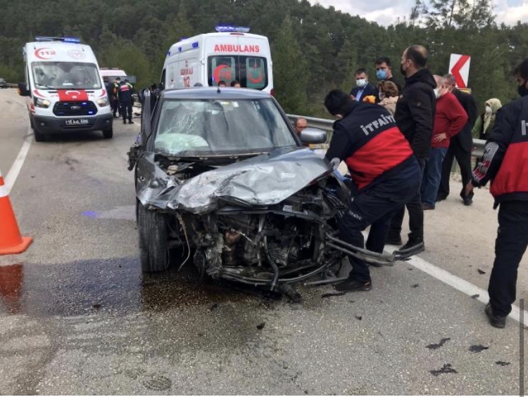 Bucak'ta otomobiller çarpıştı: 3 yaralı