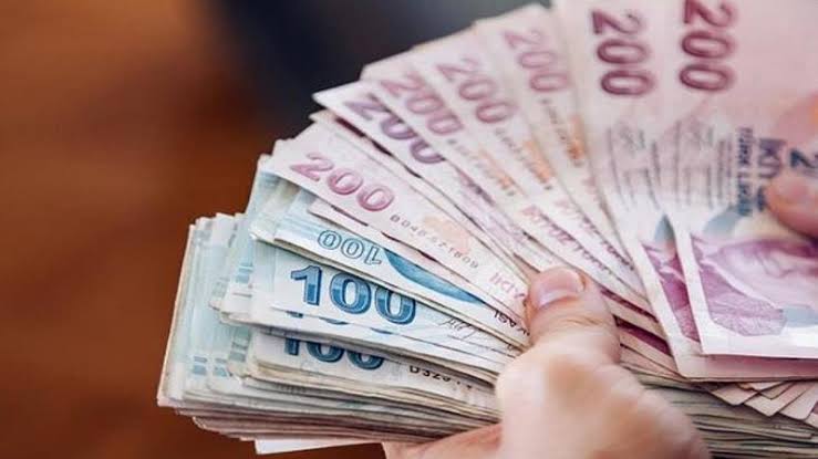 Cumhurbaşkanı Erdoğan, memur ve emekliye zam oranını yüzde 30 olarak açıklarken, maaşlara yapılan artış tartışma konusu oldu. 