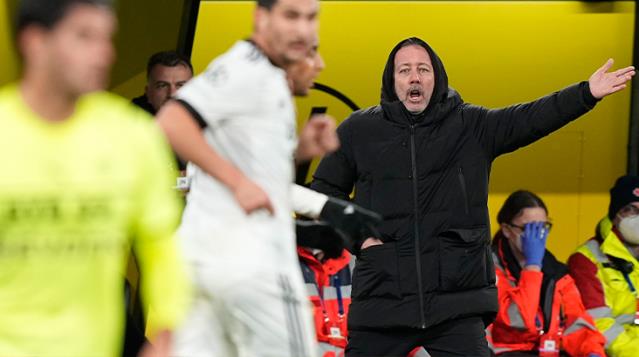 5-0'lık yenilginin ardından Beşiktaş taraftarı Sergen Yalçın'ı istifaya çağırdı!