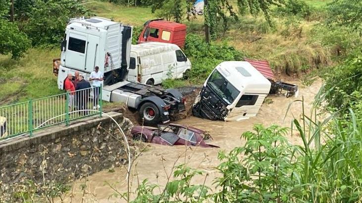 6 kent için kırmızı alarm! Şehirde araçlar suya gömüldü