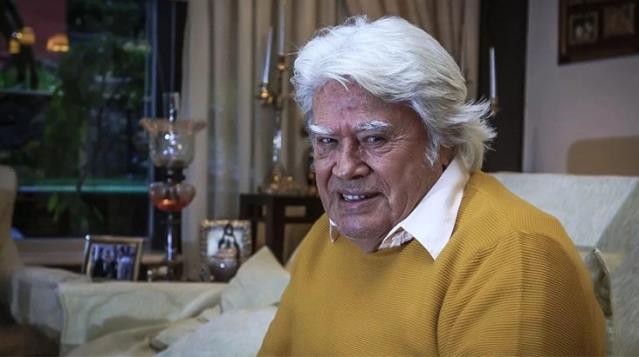 60 yıl önceki halini paylaşan Cüneyt Arkın, yaşadığı zor günleri anlattı: Doktorluk yaparken gittiğim evlerde artık yemek verdiler