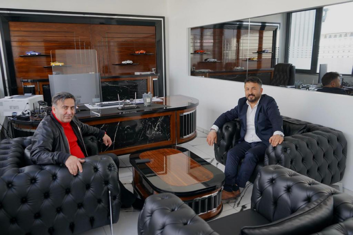 ATİK Münih Başkanı Diler Karslı AutoCenter Neufahren Firma Sahibi Turabi Karakuş’u ziyaret etti. 
