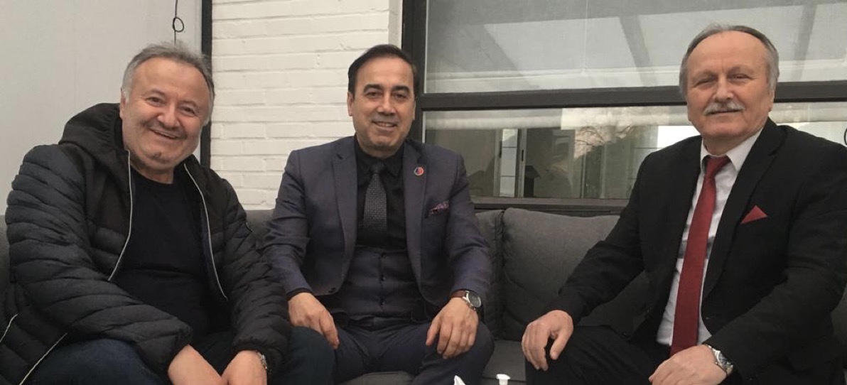 Belçika Merkezli yayınlar yapan Gazeteci , Yazar Yusuf Çınal’ı ATİK Genel Başkanı Aziz Şahin ATİK Üst Kurul Üyesi Ali Taşdemir ile evinde ziyaret etti. 