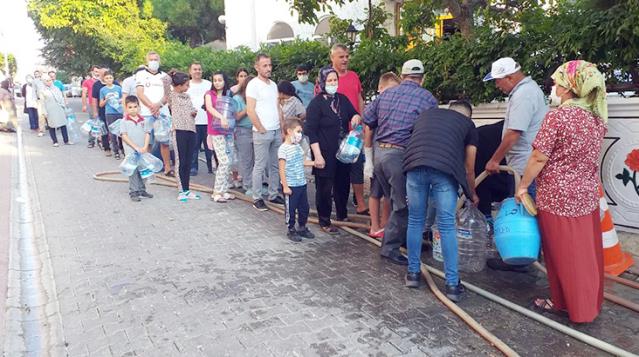 80'li yılları anımsatan görüntüler! Çorlu'da vatandaşlar su almak için uzun kuyruklar oluşturdu