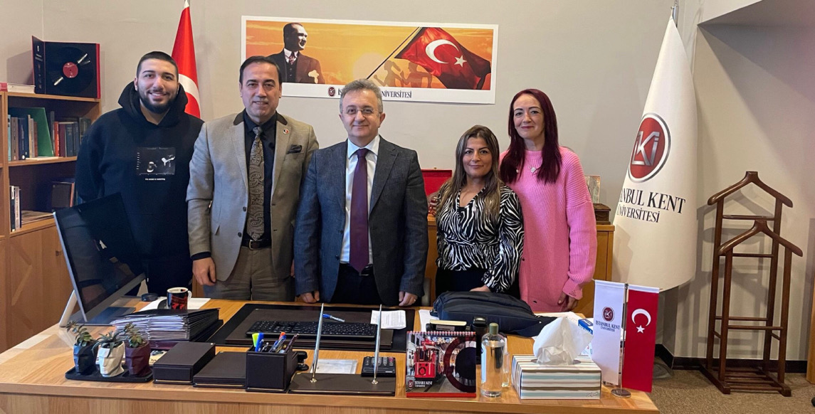 İstanbul Kent Üniversitesi Rektörü Prof. Dr. M. Necmettin ATSÜ’yü ATİK Genel Başkanı Aziz Şahin, ATİK Augsburg Başkanı Hacer Özdoğan ve ATİK Augsburg Başkan Yardımcısı Gülçin Paşa Uluslararası Kamu Diplomasisi çerçevesinde ziyaret ettiler. 