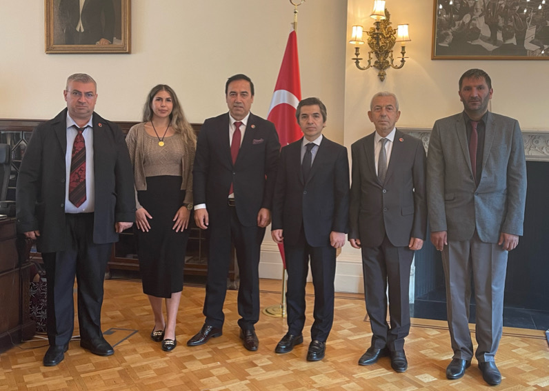 T.C. İngiltere Londra Büyükelçisi Osman Koray Ertaş’ı ATİK Genel Başkanı Aziz Şahin, ATİK İngiltere İstişare Başkanı Nuri Bulgurcu ve ATİK İngiltere Heyeti ziyaret etti. 