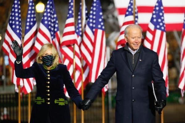 ABD First Lady'si Biden'dan uçaktaki gazetecilere 1 Nisan şakası