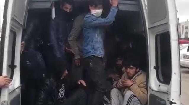 Aç susuz günlerdir yoldalar! 17 kişilik minibüsten 40 sığınmacı çıktı
