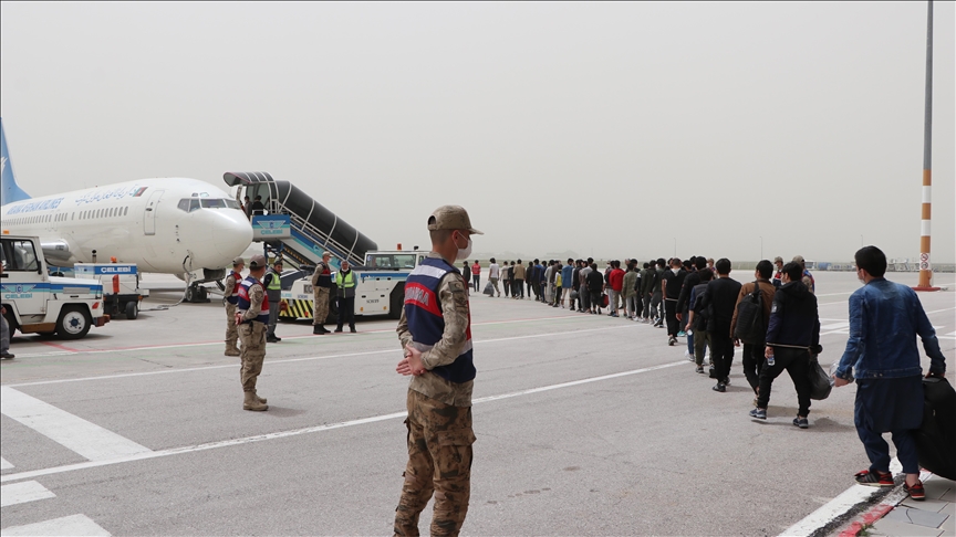 Afganistan uyruklu 414 düzensiz göçmen Erzurum'dan ülkelerine gönderildi