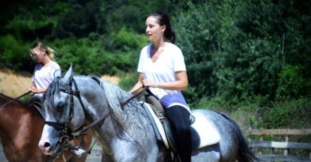Alp Arslan dizisinin oyuncusu Fahriye Evcen'in eğitimlerinden ilk kareler paylaşıldı