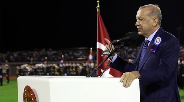 Ankara'daki törene Cumhurbaşkanı Erdoğan'ın subaylara okuduğu şiir damga vurdu: Şu kopan fırtına Türk ordusudur yâ Rabbi