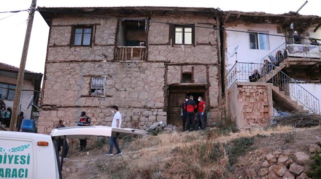 Anne ve çocuğu vurulmuş, baba ise asılı halde bulundu