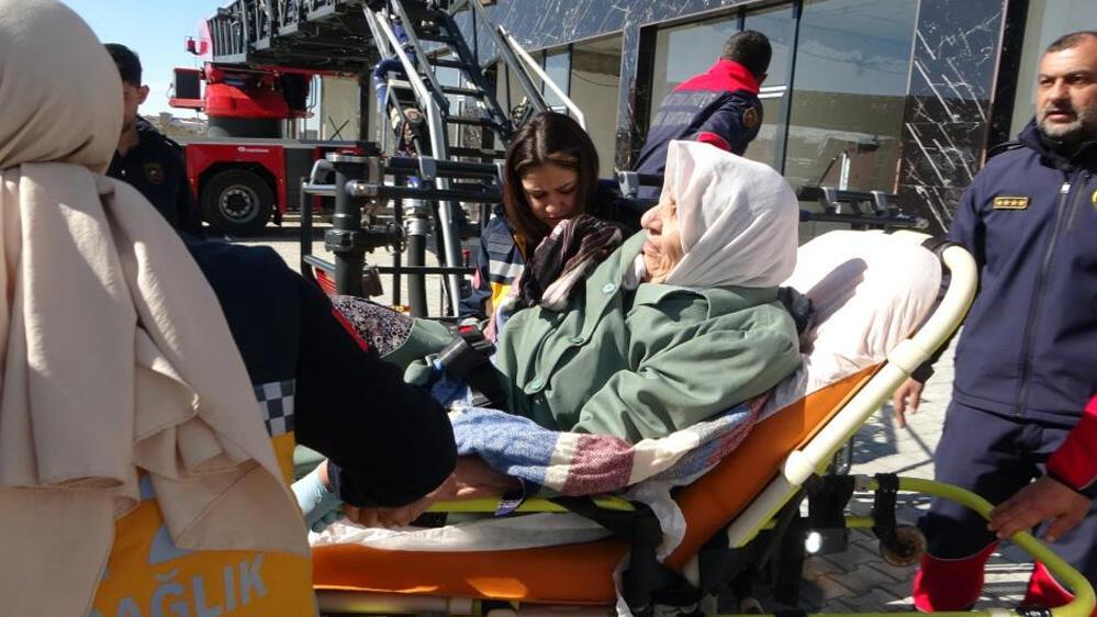 Anne ve oğlu 384 saat sonra ağır hasarlı binadan kurtarıldı