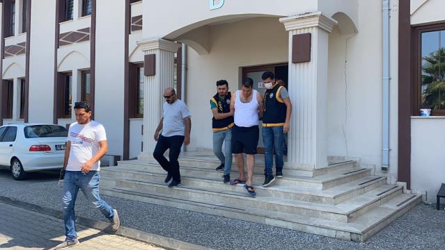 Annesini yemek masasında 10 bıçak darbesiyle öldüren cani evladın adliye çıkışı sözleri şaşkınlık yarattı