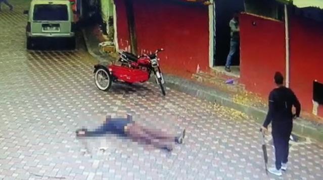 Annesinin eski eşini sokak ortasında pompalı ile taradı! Kan donduran anlar kamerada