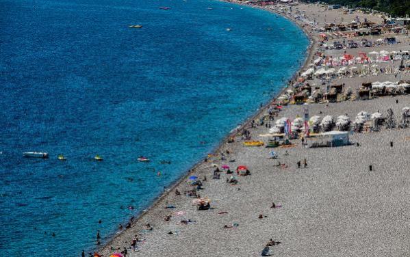 ANTALYA'DA OKULLAR AÇILDI, SAHİLLER BOŞALDI
