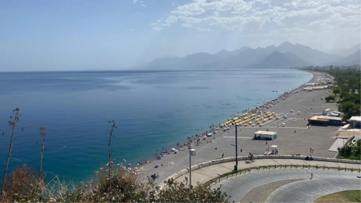 Antalya'da sıcak havayı gören tatilciler, ünlü sahilden kaçtı