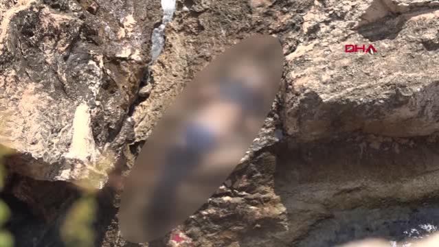 ANTALYA EKİPLER, 40 METRELİK FALEZLERDEKİ CESEDİ ÇIKARMA, KALABALIK İSE İZLEME DERDİNE DÜŞTÜ