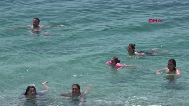 ANTALYA SON KISITLAMA ÖNCESİ TATİLCİLER SAHİLE AKIN ETTİ