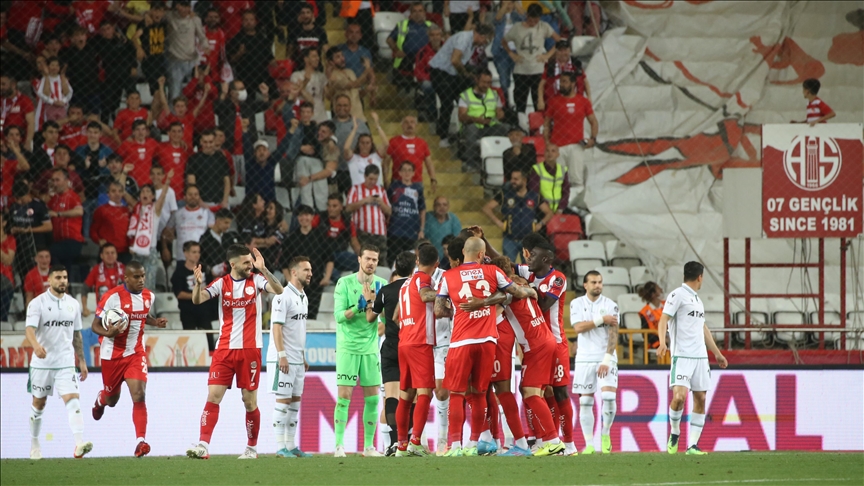 Antalyaspor 3 puanı 3 golle aldı