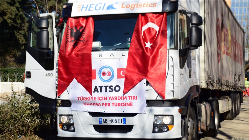 Ulusal yas ilan eden, Bayrakları yarıya indiren Arnavutluk'tan deprem bölgesine yardımlar devam ediyor