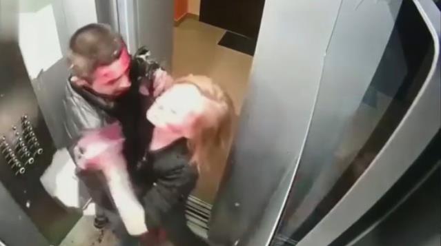 Asansörde ilginç olay! Genç çift önce birbirini kanlar içinde bıraktı, ardından temizlik yaptı
