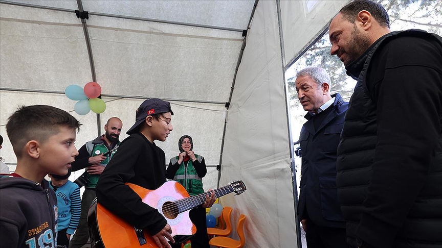 Bakan Akar'dan depremzede çocuklara  moral ziyareti