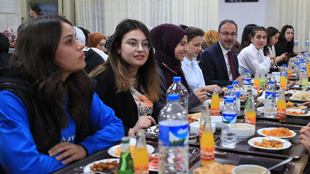 Bakan Kasapoğlu Erzurum'da öğrencilerle iftar yaptı
