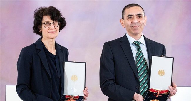 Bakan Koca'dan Dr. Özlem Türeci ile Prof. Dr. Uğur Şahin'e tebrik