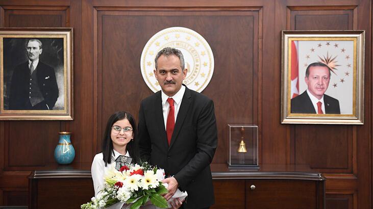 Bakan Özer, koltuğunu küçük Yağmur'a devretti