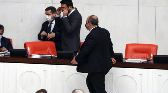 Bakan Varank, TBMM bütçe görüşmesinde 3'üncü kez baba olduğu müjdesini aldı
