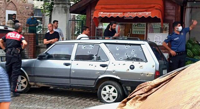 Balkona çıkarak husumetlilerine kurşun yağdırdı! Araç delik deşik oldu, şans eseri kimse yaralanmadı