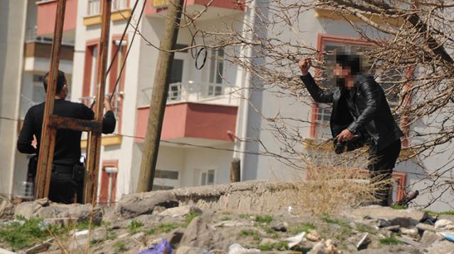 Barışma teklifini reddeden karısının boğazına bıçak dayadı