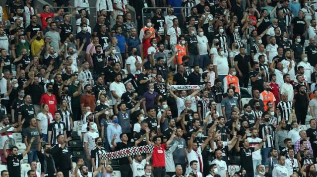 Beşiktaş taraftarından Çaykur Rizespor maçında çarpıcı protesto: Ülkede mülteci istemiyoruz