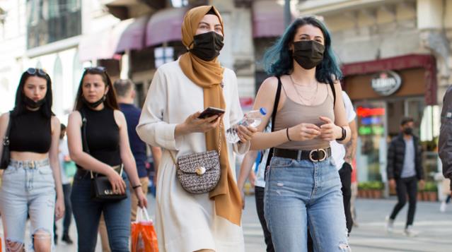 Bilim Kurulu üyesi sözleriyle korkuttu: Kapanma istemiyorsak sabretmeliyiz