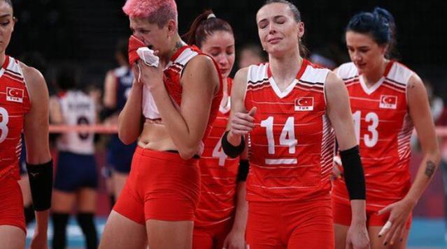 Canınız sağ olsun kızlar! Kadın Voleybol Takımımız, 2020 Tokyo'yu tarihimizin en iyi derecesiyle kapattı