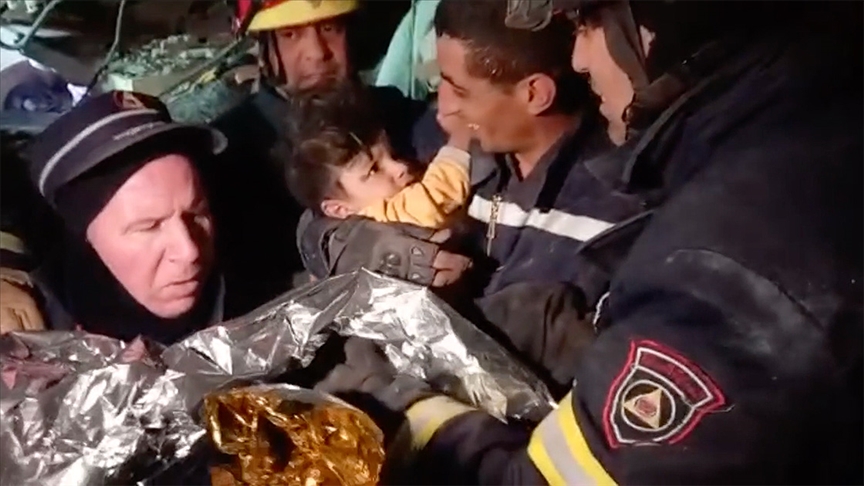Cezayir ekibi, Adıyaman'da depremden 61 saat sonra 5 yaşındaki kızı kurtardı