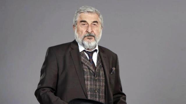 Cihat Tamer'in sözleri Ferhan Şensoy'un cenazesine damga vurdu: Din bağımlısı hükümetlere rağmen tiyatro yapıyoruz