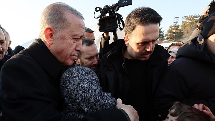 Cumhurbaşkanı Erdoğan, depremden etkilenen Malatya'da çadır kenti ziyaret etti
