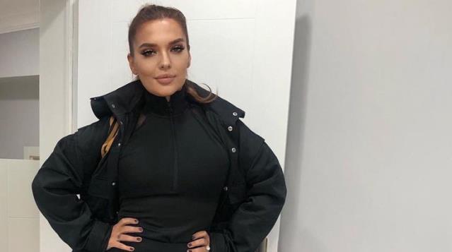 Demet Akalın, 20'li yaşlarından yüzünün yandığı bir kareyi paylaştı