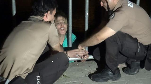 Demir korkuluklardan kanala atlayacaktı! İntihara kalkışan kadını, kelepçeyle hayata bağladılar