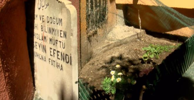 Denizde idam ettirilen Şeyhülislam'ın mezarı şaşkına çevirdi! Yarısı binanın altında diğer yarısı dışarda