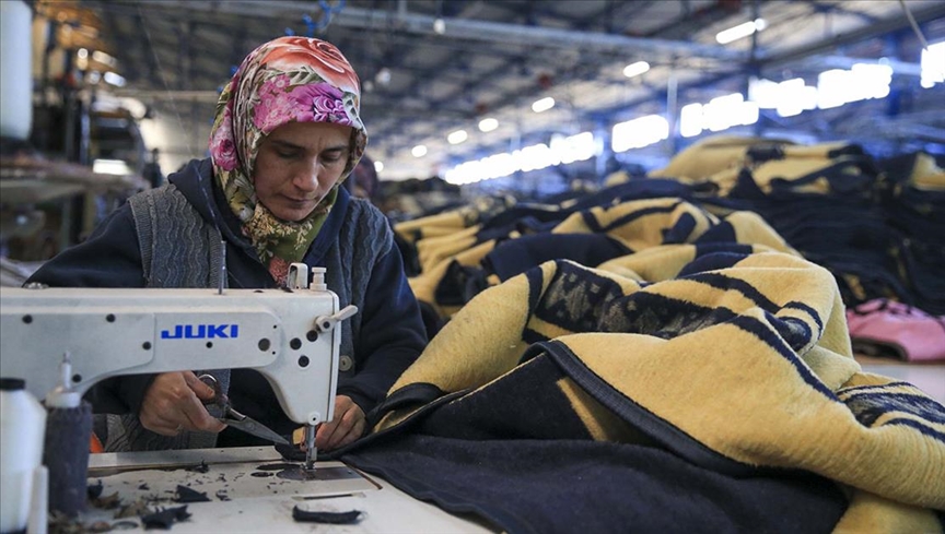Deprem bölgesine 500 bin battaniyenin ulaştırıldığı Uşak'ta üretim hedefi 1 milyonun üzeri