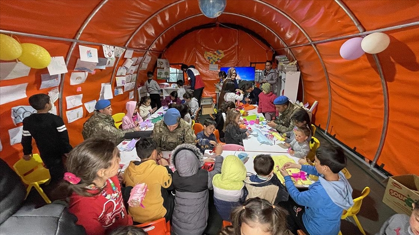 Depremzede öğrenciler  Mehmetçik Okulu'yla geleceğe hazırlanıyor