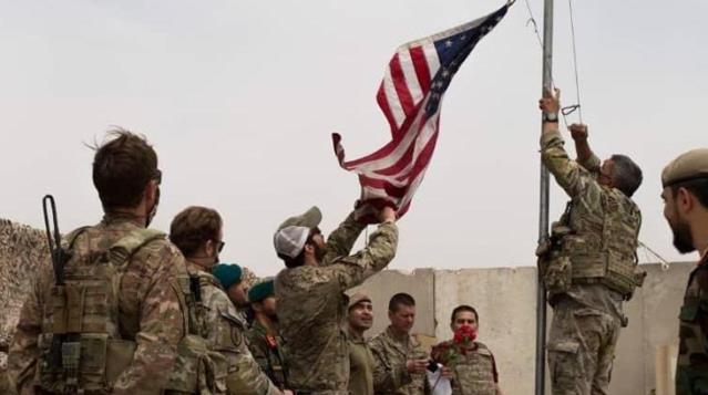 Devir teslim töreninden tarihi kare! ABD bayrağı indirilip Afganistan bayrağı göndere çekildi